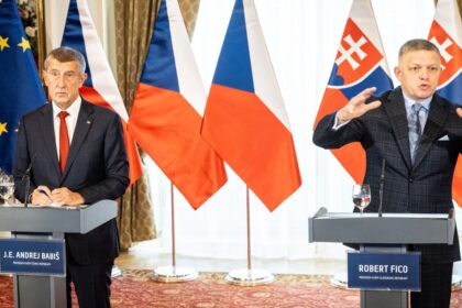 Robert Fico si hystericky zabuchol dvere do vlaku v ktorom sa veze jeho najblizsi spojenec komentar Petra Weissa