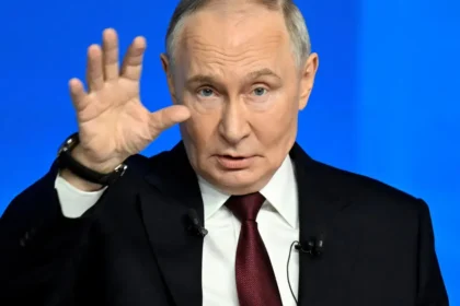Rusky financny system pod tlakom paniky obyvatelov Masove vybery hotovosti prekonali prvy rok invazie