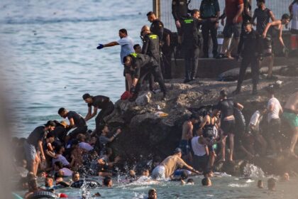 Tisicky migrantov za jeden den chaos a desiatky mrtvych Ako spanielska Afrika pripomenula Evrope utecencov