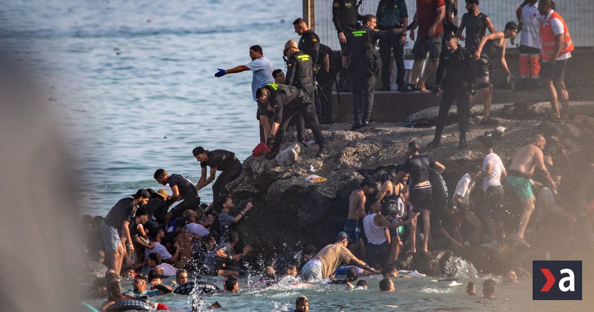 Tisicky migrantov za jeden den chaos a desiatky mrtvych Ako spanielska Afrika pripomenula Evrope utecencov