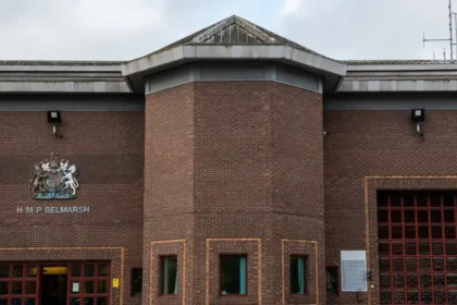 Briti plánujú prepustiť tisíce väzňov, mnohí môžu skončiť aj u nás