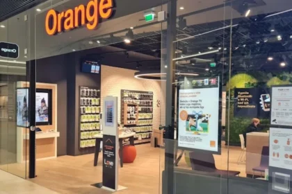 Orange testuje nový spôsob obsluhy zákazníkov. Do predajne nasadil AI avatarku, čo dokáže?