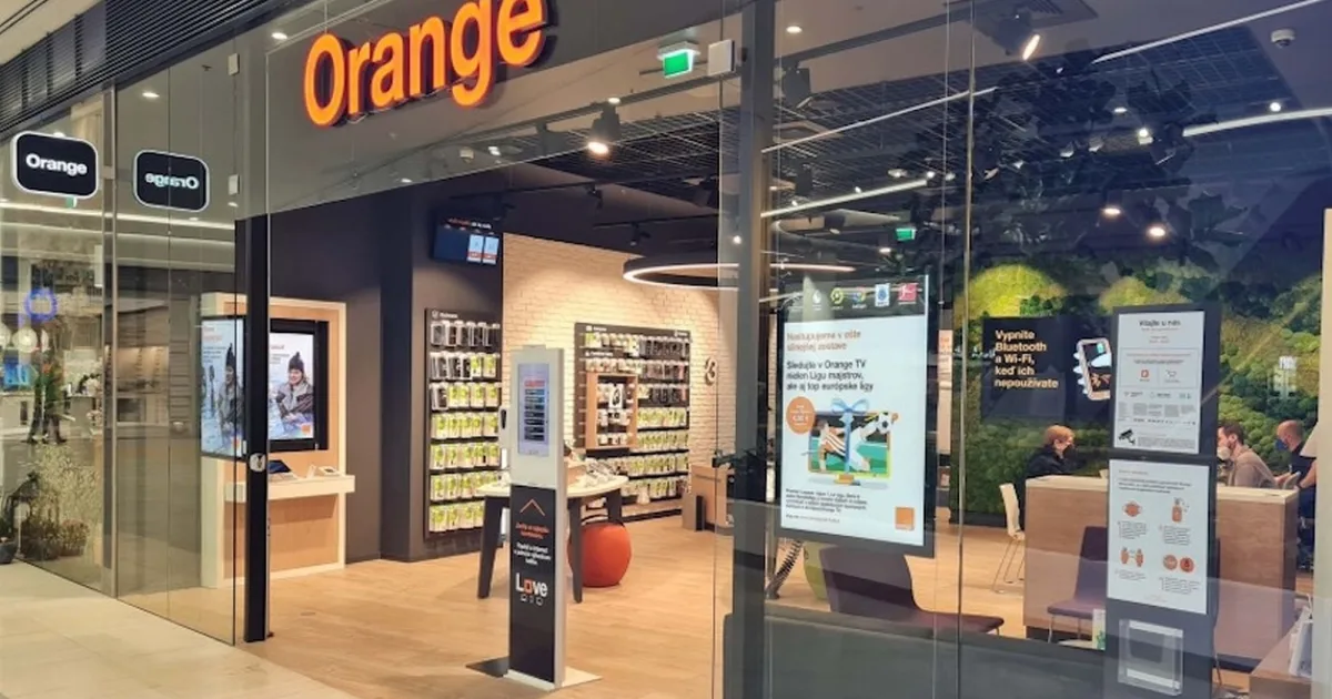 Orange testuje nový spôsob obsluhy zákazníkov. Do predajne nasadil AI avatarku, čo dokáže?
