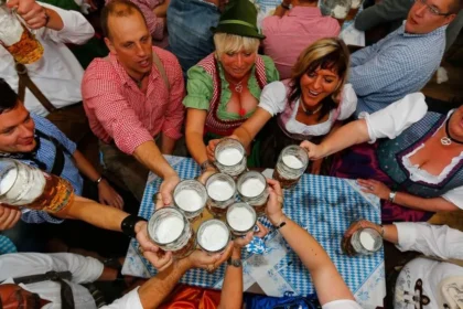 Skryté natáčanie na Oktoberfeste: Zákerný biznis zaplavuje TikTok a YouTube