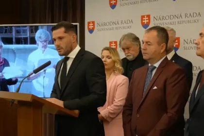 Smer obvinil Mier Ukrajine zo šírenia nacizmu v uliciach