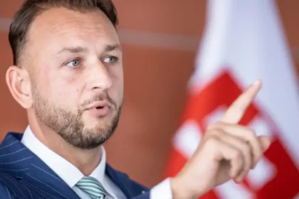 Šutaj Eštok sľubuje policajtom vyššie platy, odborári: príliš neskoro a málo