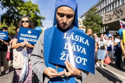 Tisíce ľudí v Bratislave pochodovali za zákaz interrupcií a proti surogátnemu materstvu