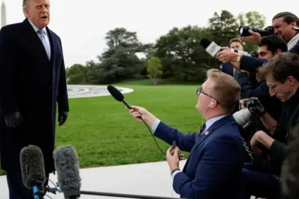 Trumpov zákaz pre novinárov zrušil sudca, Fox News proti nemu
