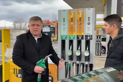 Vláda chce riešiť drahý benzín zlacnením vlakov. Opozícia to označuje za katastrofu