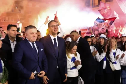 Fico predčasne opustil samit EÚ a vystúpil na Vučičovom mítingu