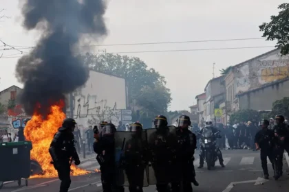 Francúzsko šokujú útoky teenagerov: podpaľujú školy a bijú učiteľov