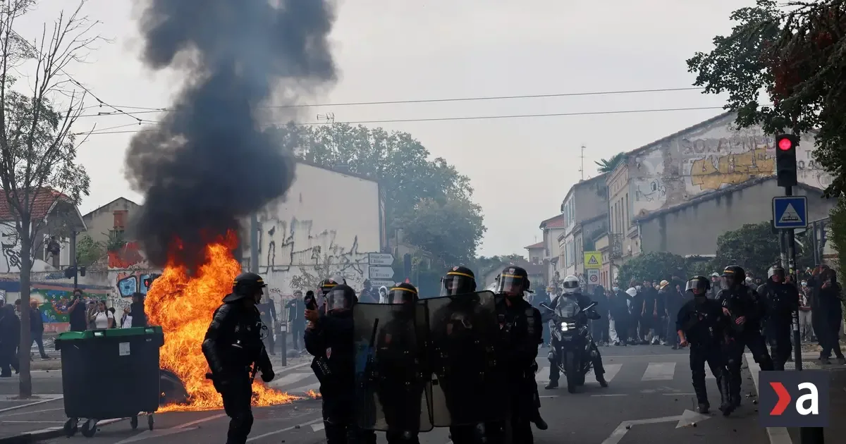 Francúzsko šokujú útoky teenagerov: podpaľujú školy a bijú učiteľov
