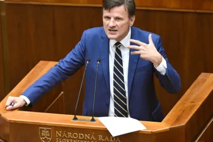 Hlina kričal na kolegov z opozície, PS obvinil zo zmaru tlačovky