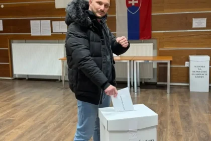 Instagramový fenomén Atilla Leško neuspel. V Rožňave dostal iba pár desiatok hlasov