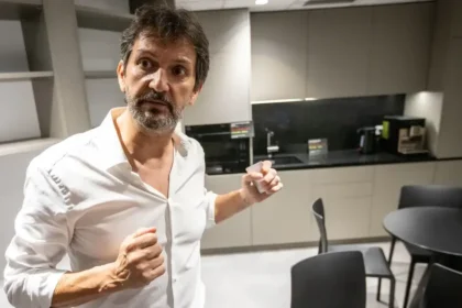 Kaliňák dáva tisíce eur do webu s väzbami na Flašíkovú
