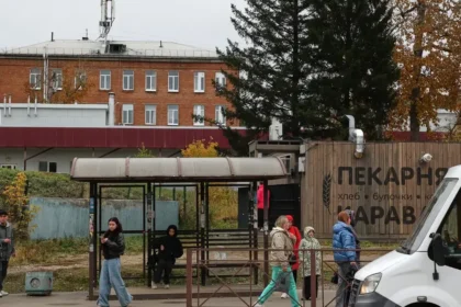 Ľudia sa bijú o antibiotiká, do ulíc sa vracajú rúška. Zabila mladú Rusku laborantku mor?