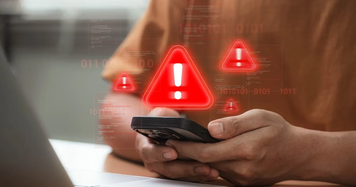 Slovákom opäť chodia podvodné SMS. Pozor na výzvy v mene tejto banky