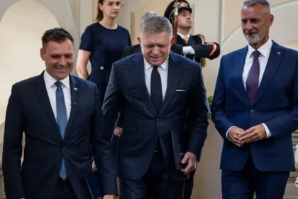 Vláda sa už dokáže obhájiť iba strachom z vojny. Fico vyšiel z krízy prvýkrát slabší
